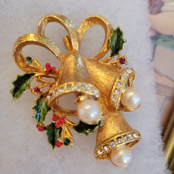 Vintage Christmas Bell Brooch ~ Unsigned ~ 1960s? ~ Rhinestone Embellished - Picture 5 of 16